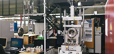 Servohydraulic testing machine HC for tests under the influence of hydrogen