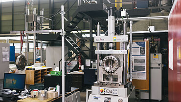 MPA Stuttgart prüft metallische Werkstoffe unter Wasserstoffeinfluss mit einer servohydraulischen Prüfmaschine