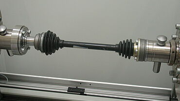 Torsionsversuch an einer Antriebswelle, die bei einem Fahrzeug im Antriebsstrang eingesetzt wird