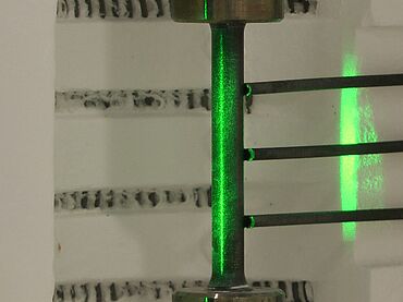 Laser extensometer: measure tanpa marks dan without influence on the specimen at high temperatures
