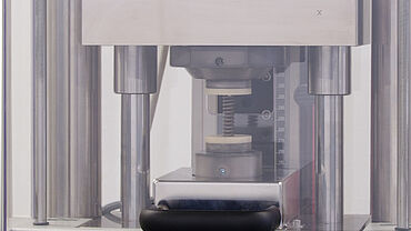 Máquina de ensayos de muelles con dispositivo para el ensayo de muelles helicoidales de precisión