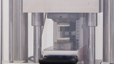 Spring testing machine with fixture for testing of precision compression springs
