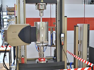 Ekstensometer laser dapat diotomatisasi dan oleh karena itu cocok untuk digunakan dalam sel yang panas.