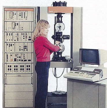 Zwick 1978: primera máquina de ensayos controlada por PC