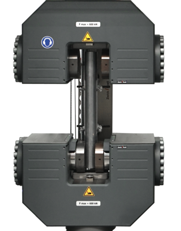 Pour l’essai de traction, les tubes sont serrés dans des mâchoires hydrauliques.