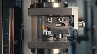 Simulation des Hairpin-Produktionsprozesses im Rahmen der E-Motor Prüfung: Detailaufnahme des Biege-/Torsions-Werkzeugs