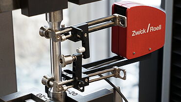 With the use of prismatic counter rollers, the Clip-on extensometer provides a perfect fit