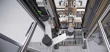 Prüfsystem Alex für die automatisierte Zugprüfung an Metall, Kunststoff und Elastomeren - nachrüstbar, platzsparend und kostengünstig