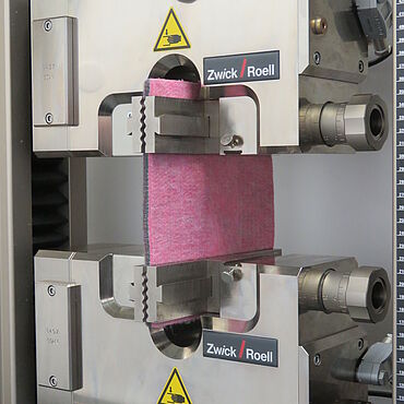 DIN EN ISO 10319 Non-woven geotextiel - trektest met pneumatische klemmen 30kN