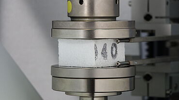 ISO 844に対応した硬化フォーム材の圧縮試験 万能試験機