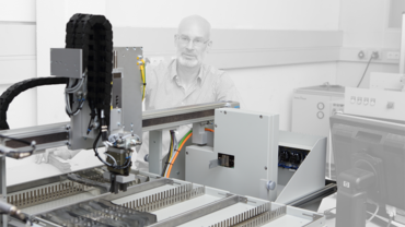 Automatisierte Prüfsysteme können als Zubehör jederzeit an Materialprüfmaschinen nachgerüstet werden.