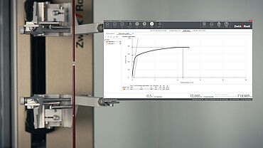 Hairpin-Zugversuch mit Fühleraufnehmer makroXtens zur Bestimmung der plastischen Verformung bis zum Bruch der Probe mit Screenshot der elastisch-plastischen Fließkurve aus Prüfsoftware testXpert