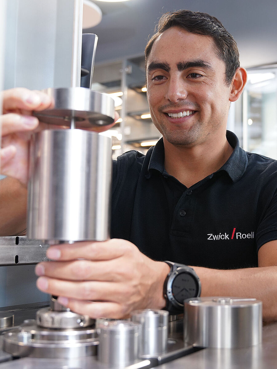 Calibrating materials testing machines and instruments ZwickRoell