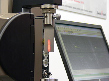 Ausrichtwerkzeug für Minizugproben nach ISO/TS 6892-5 mit laserXtens Compact HP