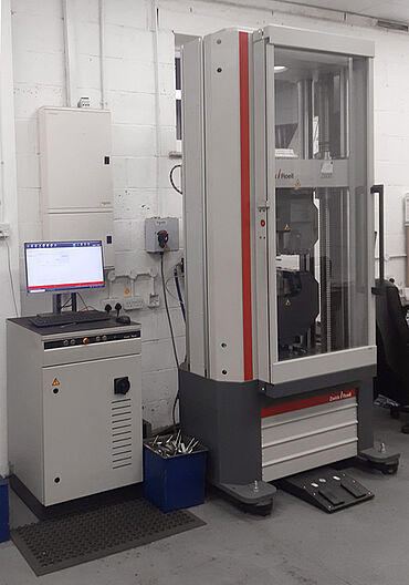 Testing machine for tensile tests on hot-rolled heavy steel plates