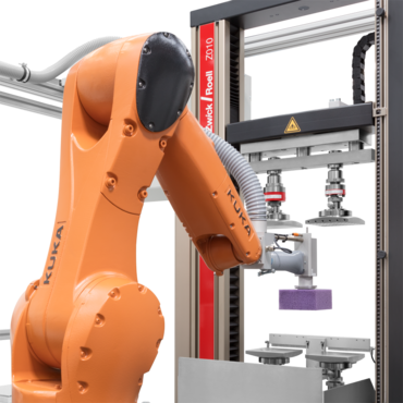 Mit dem Roboter-Prüfsystem 'roboTest R' können automatisierte Druckversuche an Schaumstoffwürfeln durchgeführt werden.