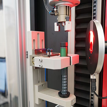 Detailaufnahme ISO 11608-1 Bestimmung der Dosiergenauigkeit: Pneumatische Greifer für Pen und Dosierkopf