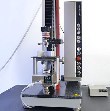 Fixture to determine the glide force/breakaway force of syringes with integrated scale