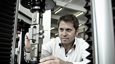 Mitarbeiter bei Ermüdungsprüfung an einem ZwickRoell Vibrophore