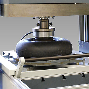 Spring testing machine with force measuring platform consisting of five load cells