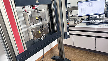 Klebstoffprüfung mit Universalprüfmaschine