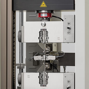 Tensile test on thin sheet with multiXtens extensometer