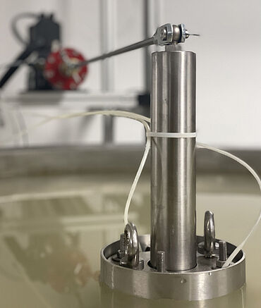 Kleinmaßstäbliches Modellfundament mit Messleitungen zur Messung des Porenüberwasserdrucks