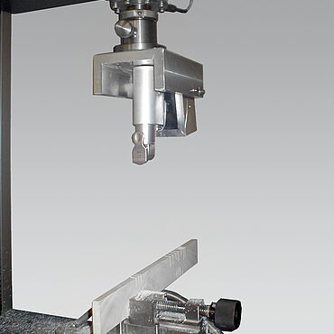 Compression test on sagittal saw blades