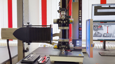 Prüfaufbau für die Prüfung nach ASTM E345 bzw. DIN 50154: Zugversuch an dünnen metallischen Folien mit zwickiLine Prüfmaschine, videoXtens biax, pneumatischen Probenhaltern, Einlegehilfe und Prüfsoftware testXpert