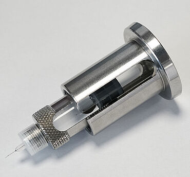 Karpulenadapter zur Nutzung der universellen Spritzenhalterung von ZwickRoell für die Karpulenprüfung nach ISO 11608-3