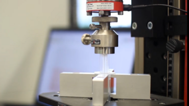 ISO 7886-1 Losbrech-/Gleikraftbestimmung nach Annex E: Detailaufnahme des konkaven Druckstempels in der Universal-Spritzenhalterung, Aufnahme von unten