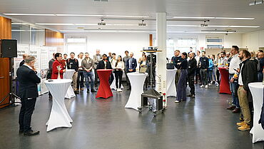 Il momento del discorso di Christine Dübler durante l’inaugurazione del laboratorio ZwickRoell per le prove sulle batterie