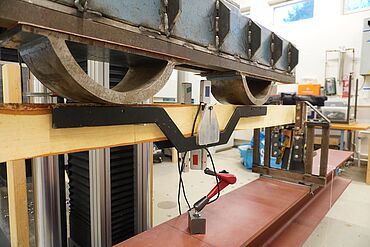 Timber testing machine: bending test on a long timber specimen