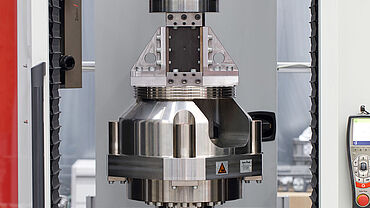 Modulair 600 kN testsysteem voor vezelversterkte composieten