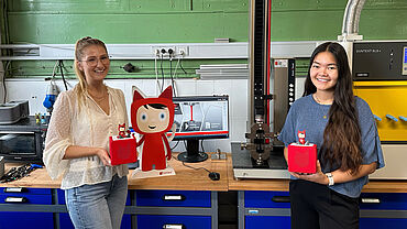 Mitarbeiterinnen der Tonies GmbH mit Tonieboxen