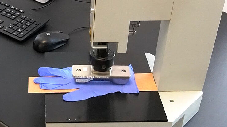 ISO 11193-1 & -2 / DIN EN 455-2 Testing of rubber gloves | ZwickRoell