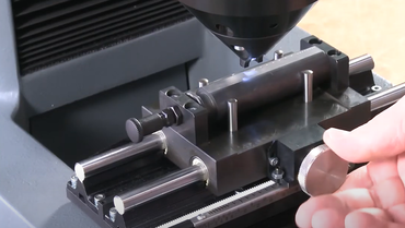 Detalhe do ensaio Jominy / do ensaio de resfriamento da extremidade para determinação da temperabilidade de aço conforme ISO 642 / ASTM A255