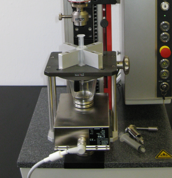 ISO 11608-3: Pen-Prüfung über universellen Spritzenhalter zur Karpulen-Prüfung inkl. Waage zur Bestimmung des abgegebenen Volumens