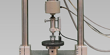 Máquina de ensayos con actuador de ensayo electromecánico