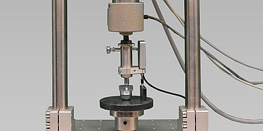 Prüfmaschine mit elektromechanischem Prüfzylinder