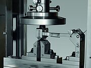 Vue détaillée dispositif d'essai pour la détermination du cisaillement interlaminaire ILSS selon ASTM D2344, EN 2563, ISO 14130, EN 2377