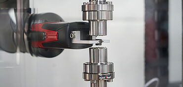 DMA-Probe wird in die Prüfmaschine gelegt