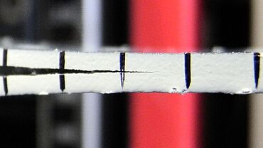 Detailzicht met een vergrootglas van de scheurtip van een DCB sample | Mode I scheuropening dubbele vrijdragende balktest ASTM D5528, ISO 15024