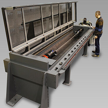 Dynamic testing machine for cyclic tests on cables