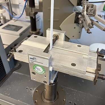 Detailaufnahme des Prüfaufbaus der Materialprüfmaschine Z010 für Haftungsprüfungen Thermoplastischer Elastomere