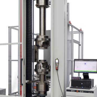 Testen van composieten met een 600 kN materiaaltestmachine