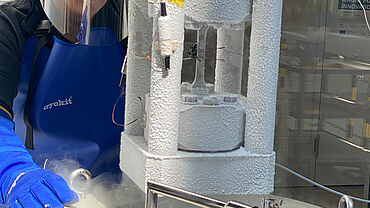 Cryo equipment after tensile test in immersion cryostat