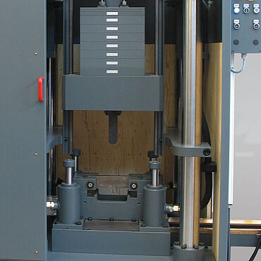 Drop weight test with a ZwickRoell testing machine