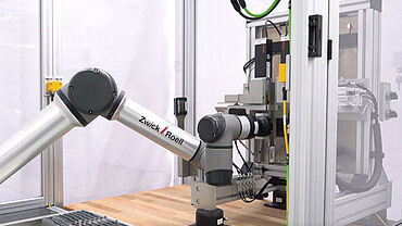 ZwickRoell Lösung für die Metall-Branche: Automatisches Prüfsystem roboTest N