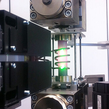 İndüksiyon ısıtma ve optik uzama ölçümü ile yüksek sıcaklık çekme testi